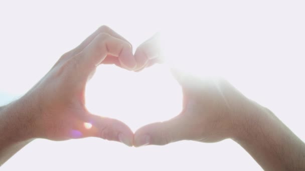 Männliche Hände machen Herzform - Filmmaterial, Video