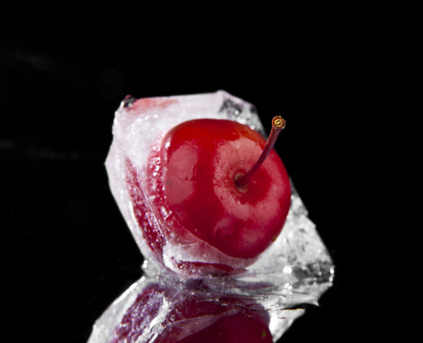frozen cold cherry - Foto, immagini