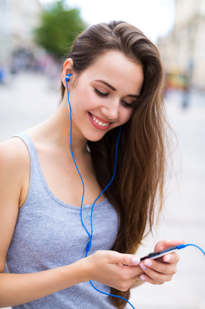 Woman listening to music outdoors - Zdjęcie, obraz