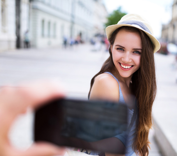 Young woman taking photo - Фото, зображення