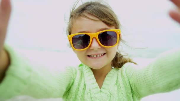 Κορίτσι στην παραλία να χαμογελά στη φωτογραφική μηχανή - Πλάνα, βίντεο