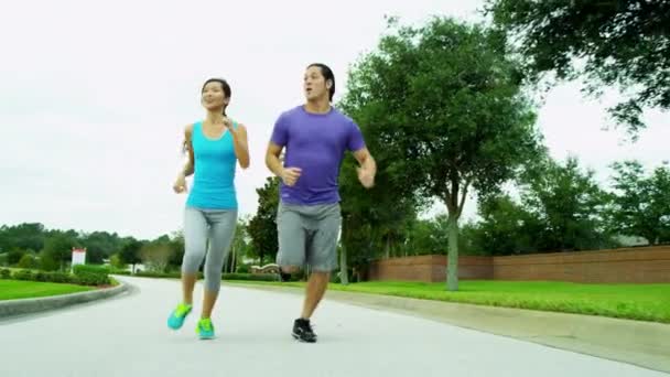 Couple en vêtements de sport jogging dans le parc
 - Séquence, vidéo
