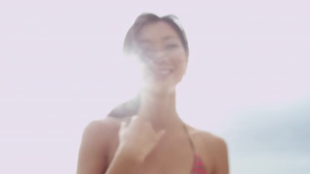 Mulher asiática desfrutando de férias na praia
 - Filmagem, Vídeo