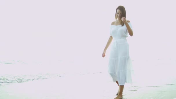 Žena v bílé letní šaty vedle oceánu - Záběry, video
