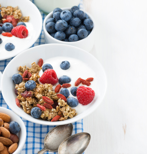 breakfast with granola, yogurt and berries - Fotoğraf, Görsel