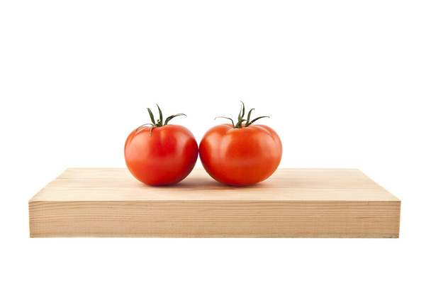 Kaksi kypsää tomaattia puupöydällä
 - Valokuva, kuva