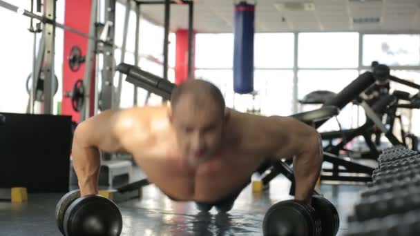 Testépítő csinál súlyzó push ups - Felvétel, videó