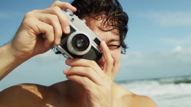 Mann am Strand mit Kamera - Filmmaterial, Video