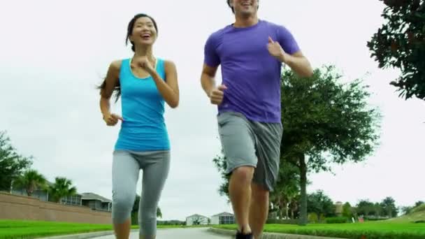 Couple en vêtements de sport jogging dans le parc
 - Séquence, vidéo