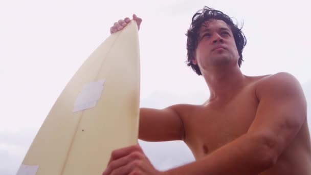 Surfař na pláži sledovat vlny - Záběry, video