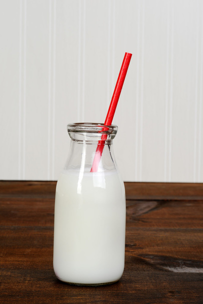 glass of milk with red straw - Foto, imagen