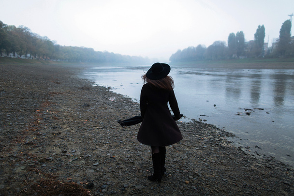 Ősszel lány-köd - Fotó, kép