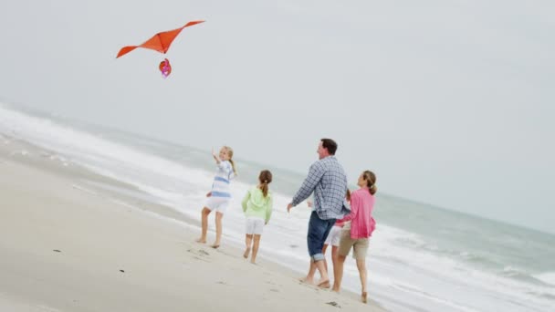 Sahilde uçurtma ile eğlenen aile - Video, Çekim