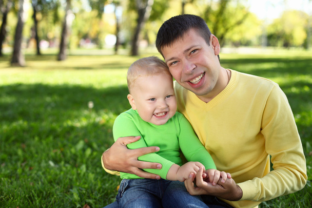 Father with little son in park - Zdjęcie, obraz