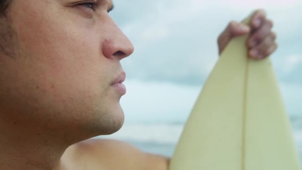 Surfista sulla spiaggia guardando le onde
 - Filmati, video
