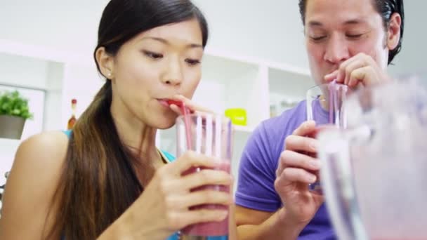 Couple drinking organic fruit smoothie - Footage, Video