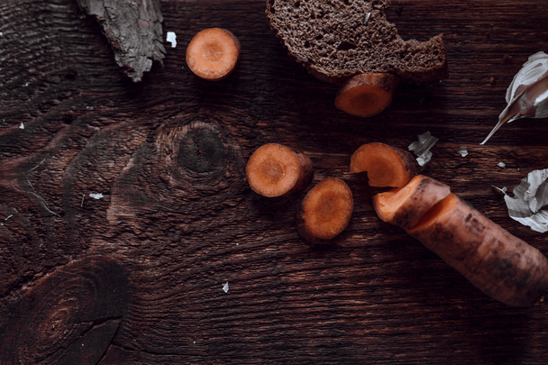 Pikantne potrawy na stół drewniany ciemny - Zdjęcie, obraz
