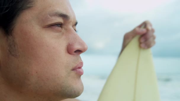 Surfer am Strand und beobachtet Wellen - Filmmaterial, Video