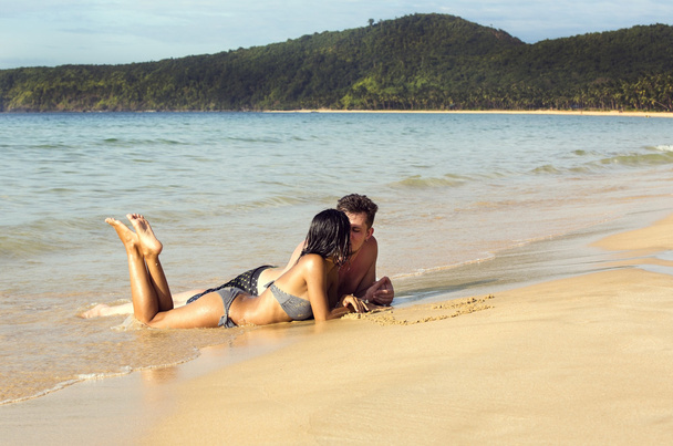 pareja enamorada en la playa - Foto, Imagen