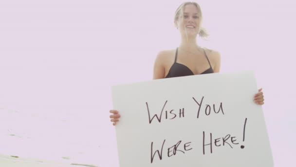 Mädchen im Bikini hält Message Board - Filmmaterial, Video