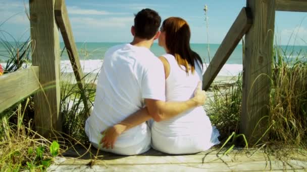 Couple passant du temps ensemble sur la plage
 - Séquence, vidéo
