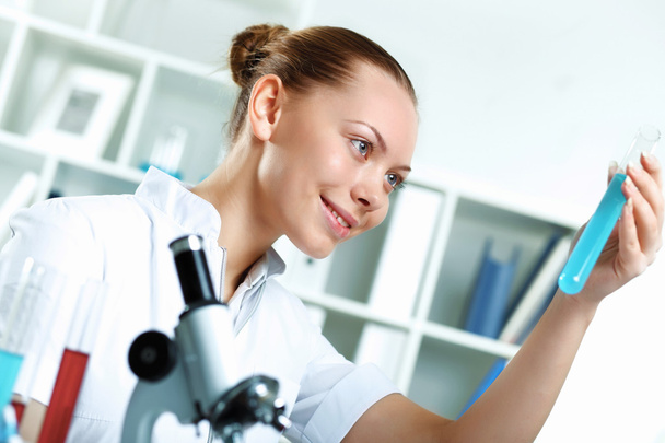 Young scientist working in laboratory - Foto, Imagem