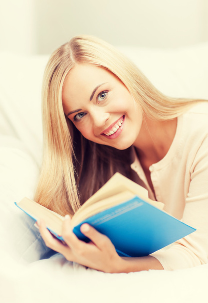 woman reading book - Photo, image