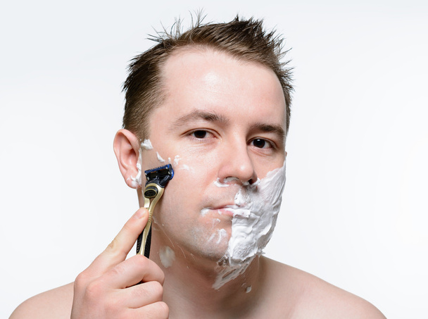 Homme se rase mousse à raser
 - Photo, image