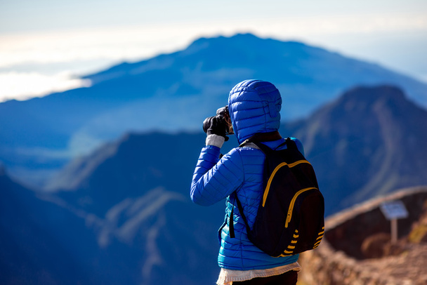 Woman traveling mountains on La Palma island - Foto, afbeelding
