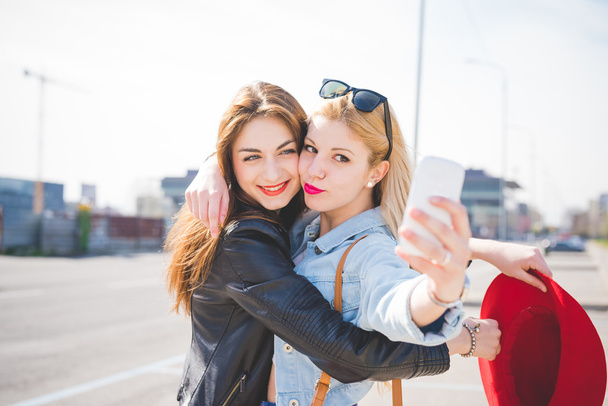 Mädchen in der Stadt machen Selfie  - Foto, Bild
