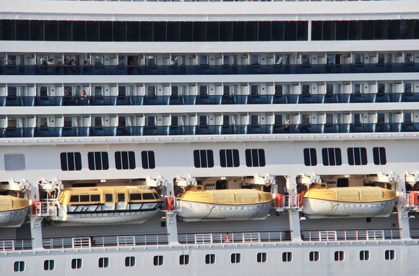 救命ボートとバルコニーせんしつのクルーズ船側からの眺め - 写真・画像