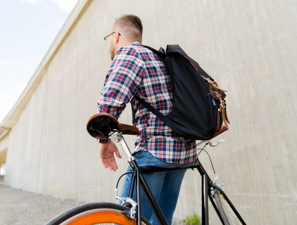 hipster man with fixed gear bike and backpack - Foto, Imagen