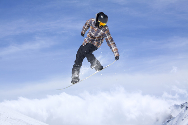 Snowboarder volant sur les montagnes. Sport extrême. - Photo, image