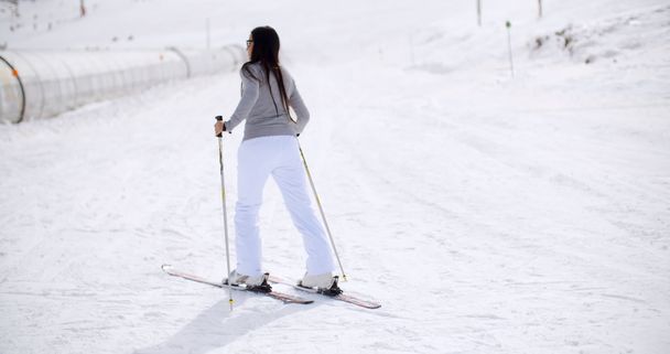 mujer en esquís en el fondo de la colina
 - Foto, imagen