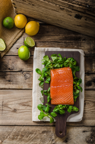 Fresh salmon with salad - Φωτογραφία, εικόνα