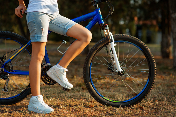 teenage girl with bike in the city park - Φωτογραφία, εικόνα
