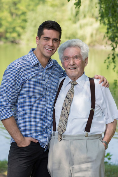 Vezető nagyapa és unokája érett - Fotó, kép