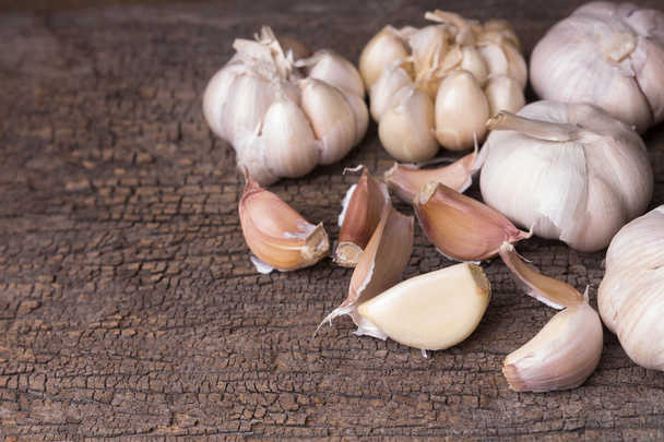 still life, fresh garlic on old wood - Foto, imagen