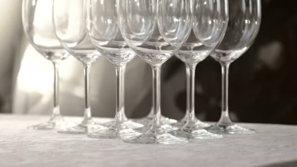 Empty glasses in restaurant - Felvétel, videó