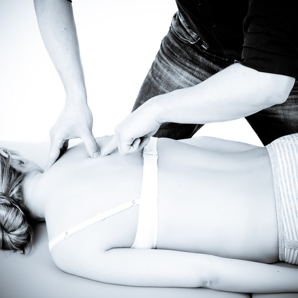 Masajista terapeuta dando un masaje. mujer que recibe professiona
 - Foto, imagen