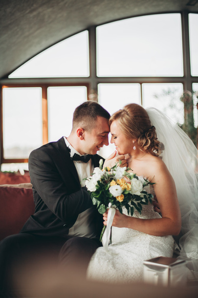 Çift düğün ayakta ve otelin öpüşme olduğunu - Fotoğraf, Görsel