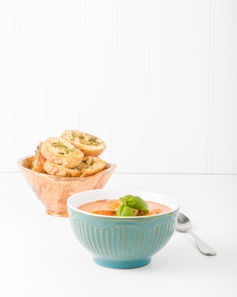 Ritratto di basilico zuppa di pomodoro cremosa - Foto, immagini