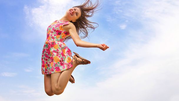 Щаслива дівчина стрибає в небі
 - Фото, зображення