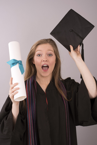 Absolvent in Mütze und Kleid mit Diplom - Foto, Bild