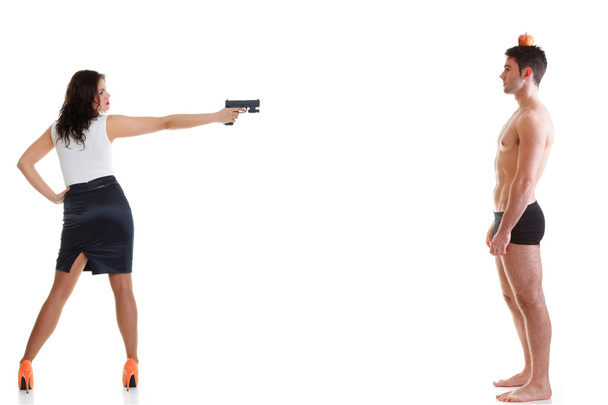 Молоді чоловіки з червоним яблуком на голові Молода брюнетка жінка з пістолетом ізольована на білому повній довжині
 - Фото, зображення