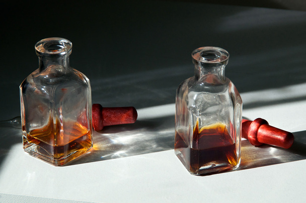 due bottiglie contagocce occhio quadrato
 - Foto, immagini