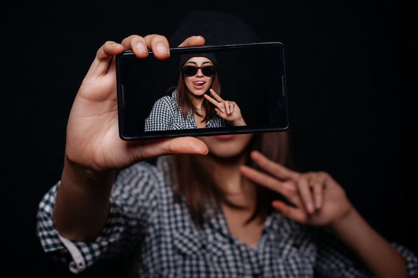 Hipster girl taking picture smartphone self-portrait, screen view - Foto, imagen