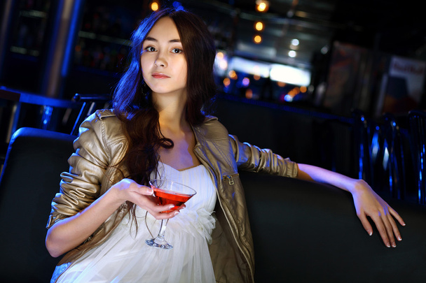 Donna attraente in night club con un drink
 - Foto, immagini