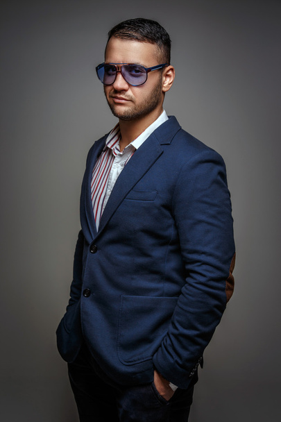 man in sunglasses and blue suit - Foto, afbeelding
