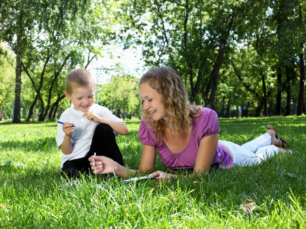 Mãe com filho pequeno no parque
 - Foto, Imagem
